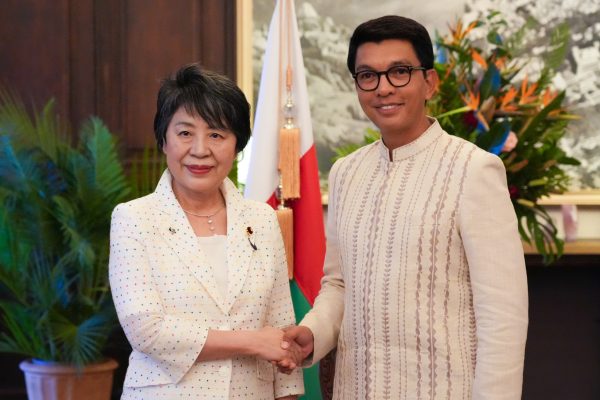 le président Rajoelina (d) et la ministre japonaise Yoko Kamikawa (g)