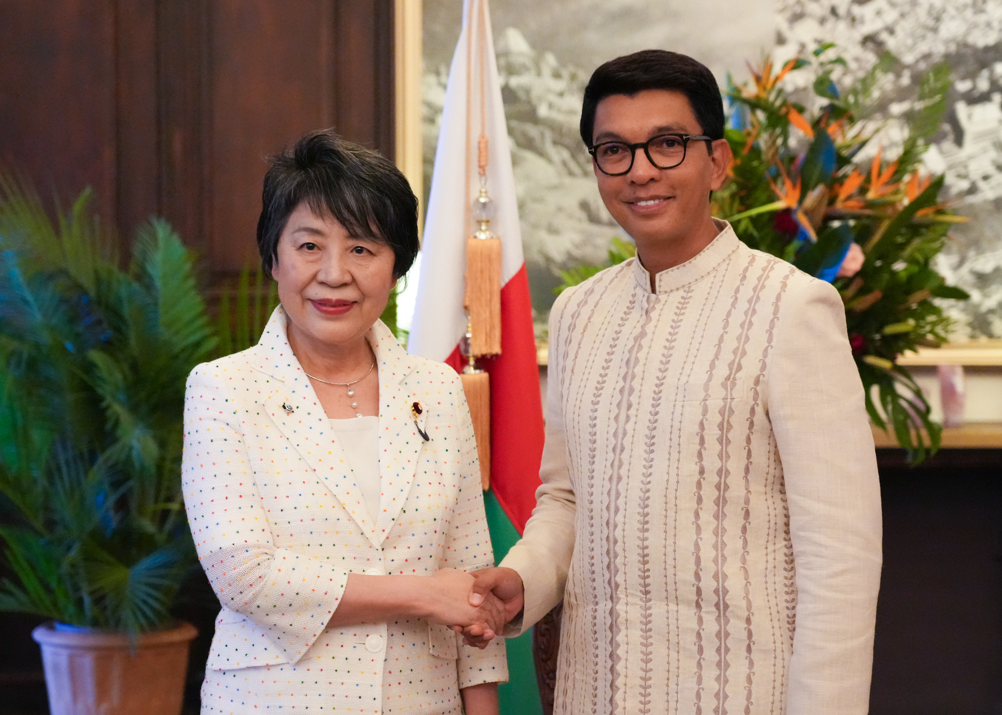 le président Rajoelina (d) et la ministre japonaise Yoko Kamikawa (g)